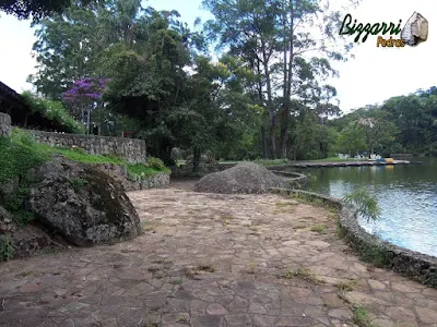 Calçamento de pedra com pedra São Carlos com construção do lago, muros de pedra e execução do paisagismo em condomínio em Atibaia-SP.