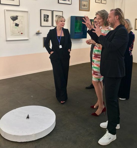 Queen Mathilde wore a lovely recycled Natan dress at the Art Brussels. The Contemporary Art Fair celebrates its 50th anniversary this year.