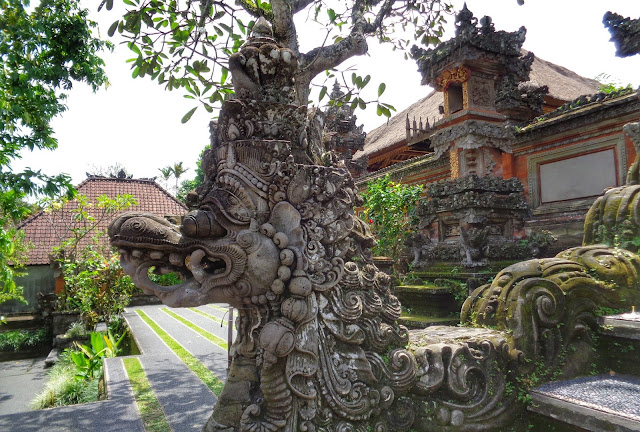 Templo Sarawasti Ubud y bar lotus esculturas Templo Sarawasti Ubud y bar lotus esculturas