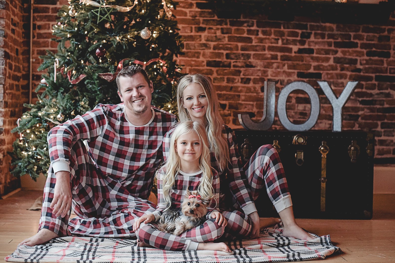 5 Sets of the Cutest Matching Family Christmas Pajamas! Daphnie Pearl Blog family christmas pajamas matching idea photo photographer picture pictures christmas tree buffalo plaid grinch polar bear fuzzy warm comfortable lounge snowflake