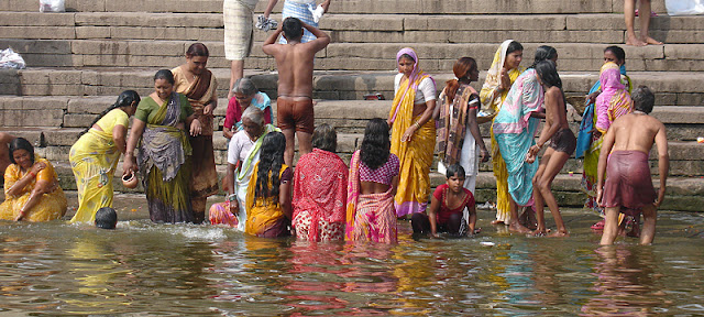 Indiens qui se baignent dans le Gange