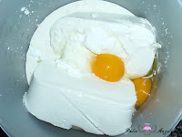 Nata, huevos, queso y maicena en el bol