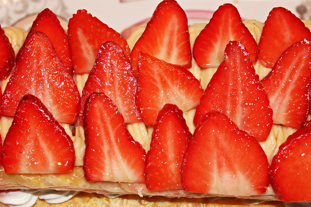 MILHOJAS DE HOJALDRE CON FRESAS, CREMA PASTELERA Y NATA, CON THERMOMIX