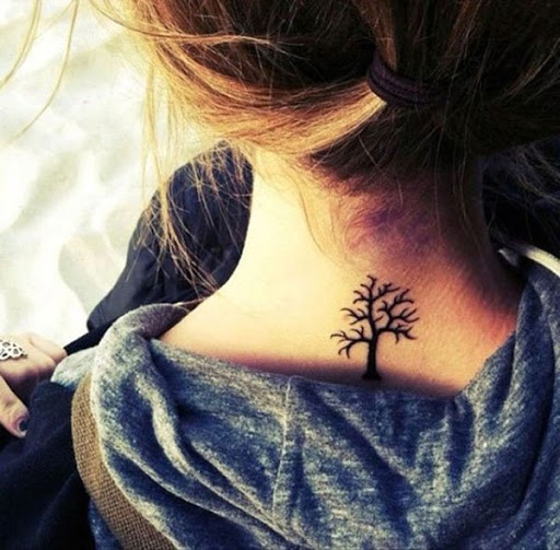 Árvore da tatuagem para a menina no pescoço um pequeno, mas parece bonito, você deve tentar