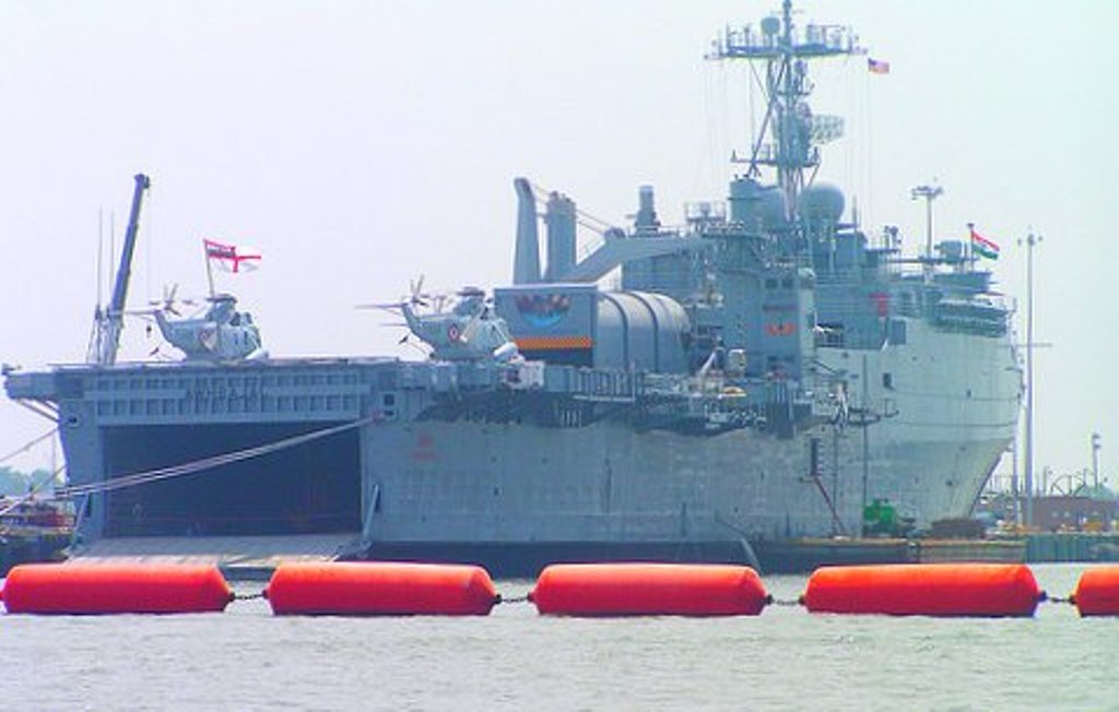 INS+Jalashwa+%2528L41%2529UH-3+Sea+King+helicopters+USS+TrentonIndian+Navy.amphibious+transport+dock.jpg