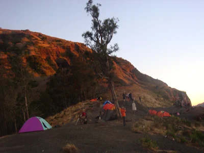 Pagi hari pukul 05, Pendakian saat menuju puncak tertinggi 3726 meter Gunung Rinjani