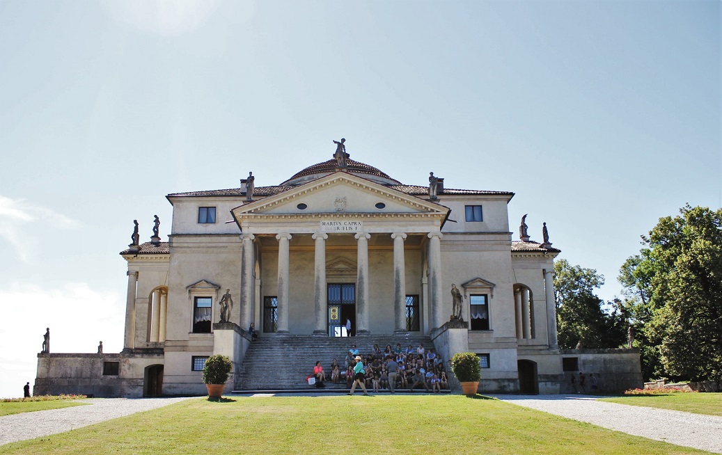 Dokonale symetrická villa Rotonda od architekta Palladia ve Vicenze