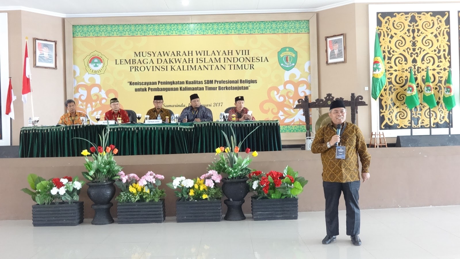 Sutamsis dihadapan Tim Formatur saat Muswil ke-VIII DPW LDII Kaltim di Gedung Olah Bebaya Kompleks Lamin Etam, Jalan Gadjah Mada Samarinda, Kamis (16/2). Foto: LINES