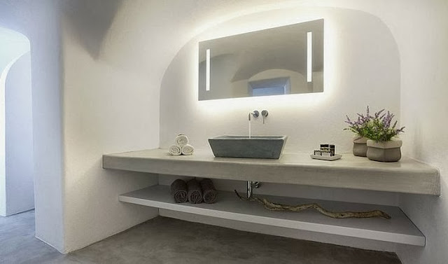 Salle de bain blanche avec plan de travail épais et voute