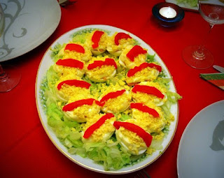 Bandeja de huevos rellenos