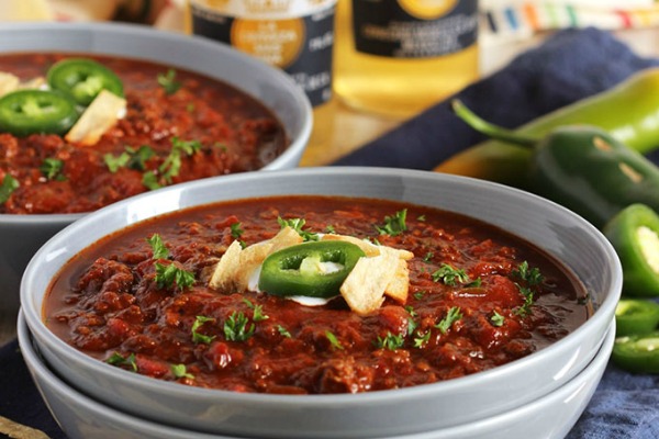 http://thesuburbansoapbox.com/2014/01/31/sweet-and-spicy-slow-cooker-chili/