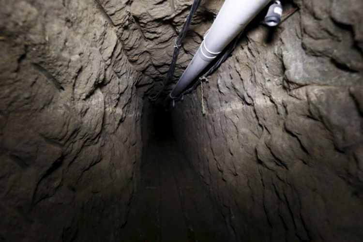 Cezaevinden firar etme planları yapan El Chapo, odasının altına 1.5 kilometre uzunluğında bir tünel kazdırdı.