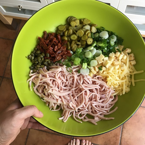 Greenway36: Wurst-Käse-Salat mit getrockneten Tomaten, Kapern, Gürkchen ...