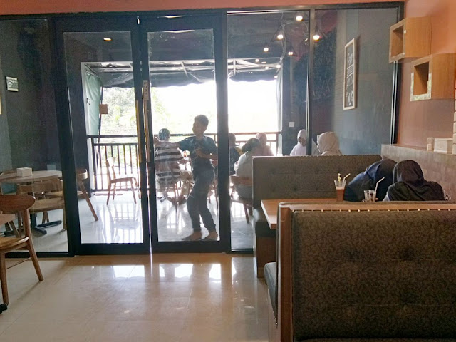 suasana tamu di cafe untuk keluarga yang murah