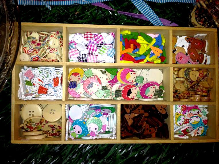 botones coloridos y de muñecos en horneando entre telas