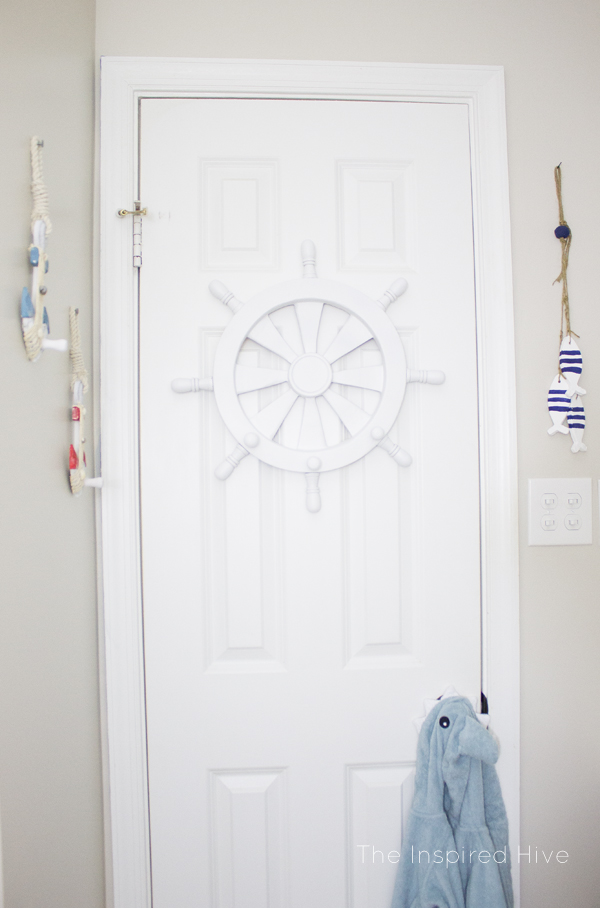 I love all of the accessories and decor ideas in this nautical bathroom!