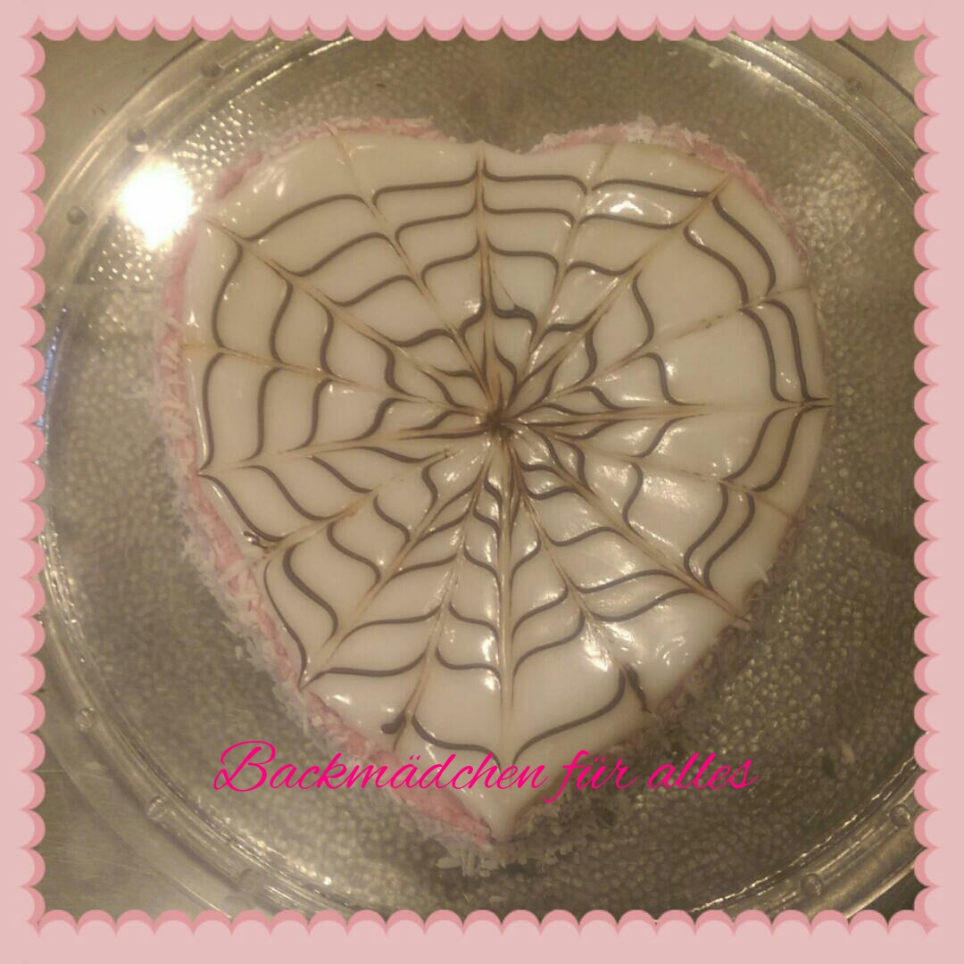 Backmädchen für alles: Spinnennetz-Torte Backmädchen für alles: Spinnennetz-Torte