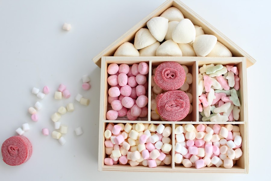 casita de madera con chuches para regalo de bebé