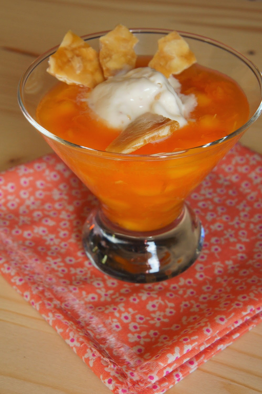 Compote d'abricots et de pêches servie avec une glace au nougat