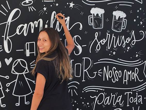 Artista plástica faz pintura ao vivo no Parque D. Pedro Shopping no Dia Internacional da Mulher Artista plástica faz pintura ao vivo no Parque D. Pedro Shopping no Dia Internacional da Mulher