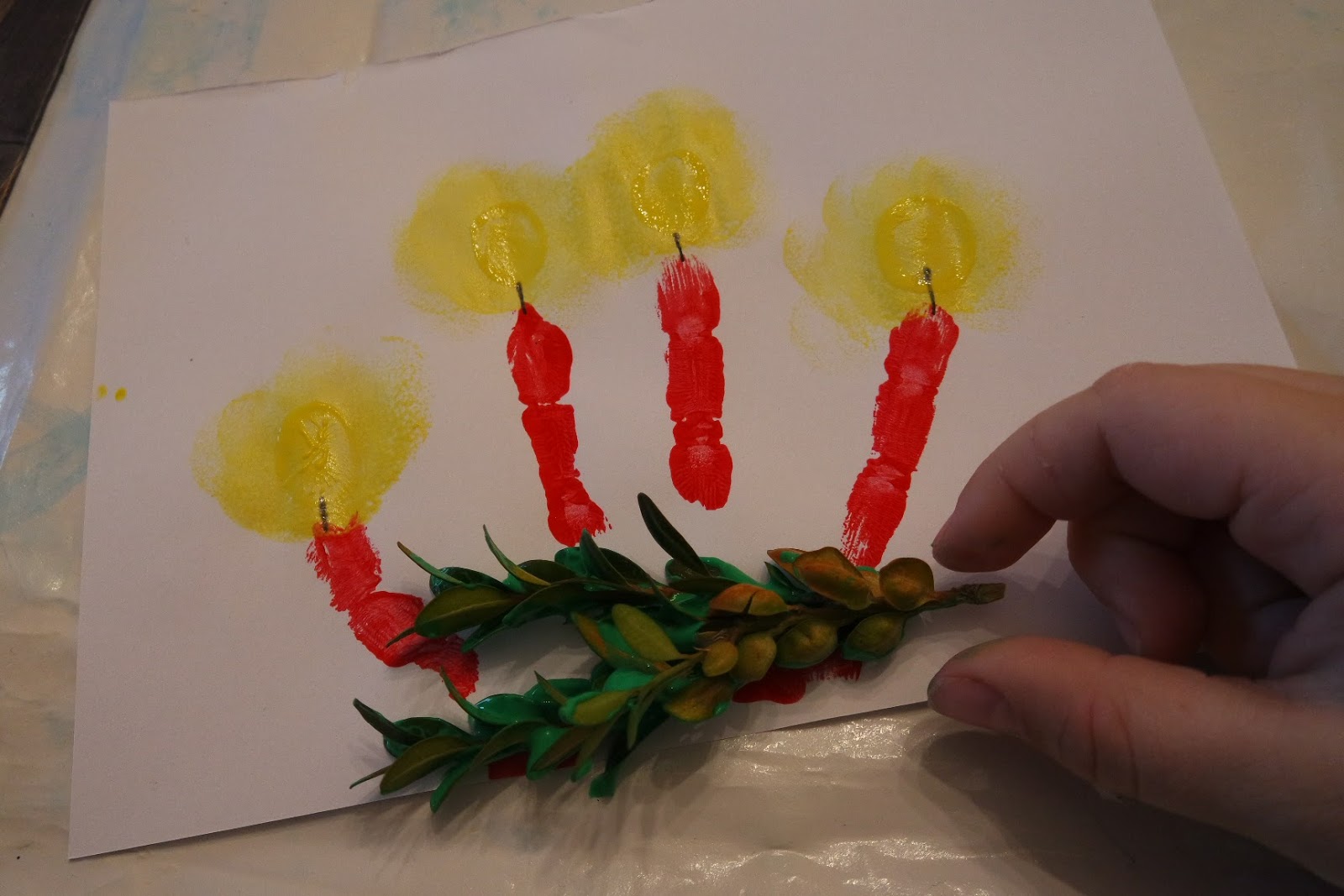 pamelopee Kinder malen Weihnachtsbilder mit Fingerfarben