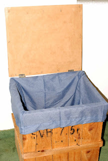 Reciclado de caja de embalaje... A caja para ropa sucia.