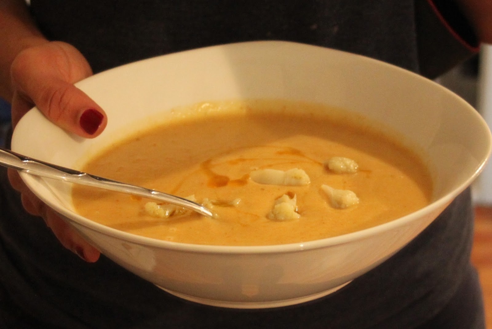 MogelMami: Scharfe Blumenkohl-Kartoffel-Suppe mit rotem Curry und