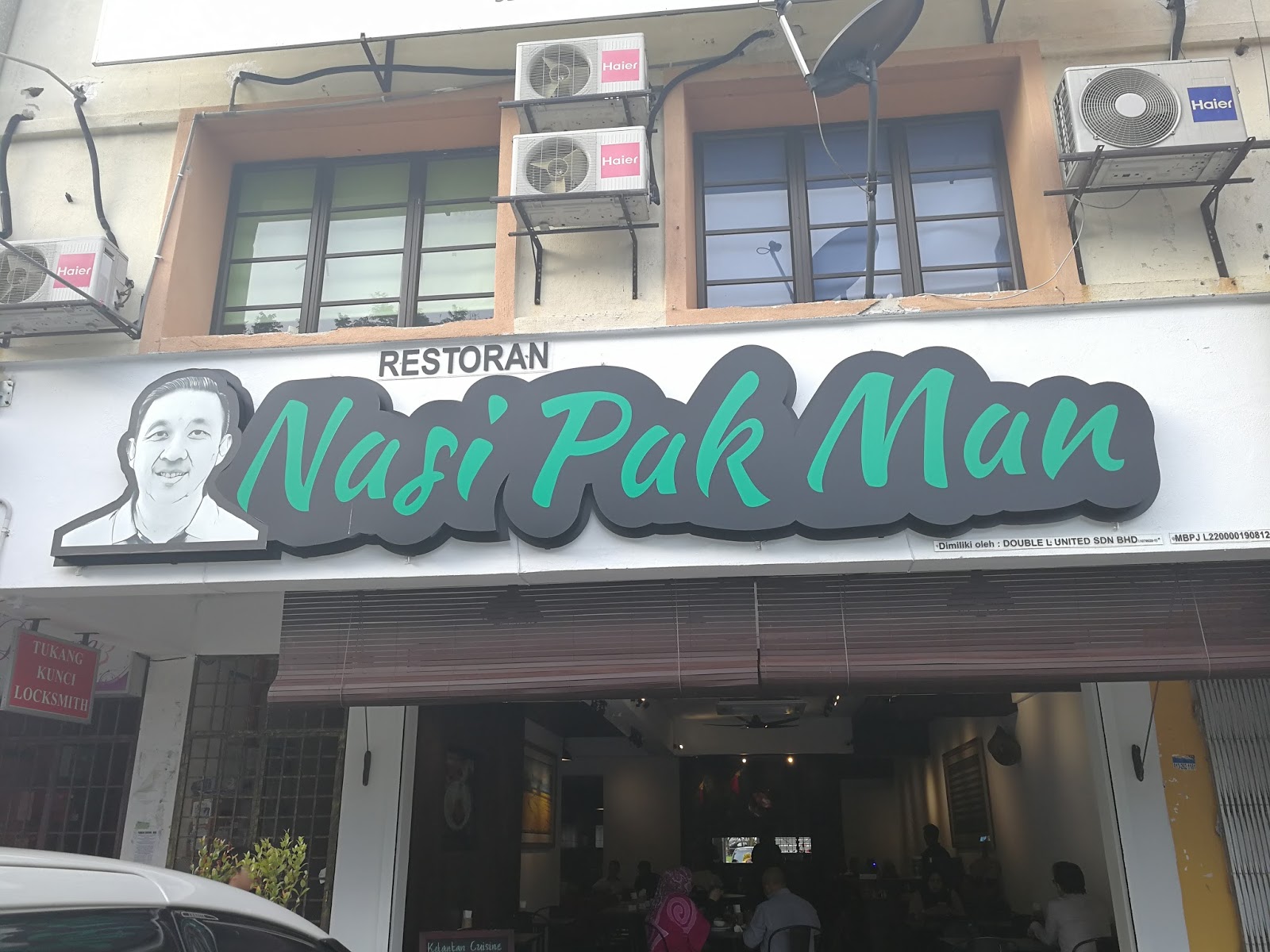 nama kedai makan yang menarik - Emily Kerr