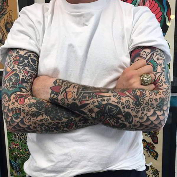 Un hombre con tatuajes de estilo old school