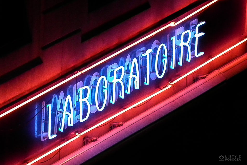 Neon in France saying Laboratoire