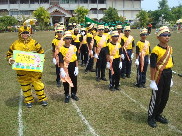 PUSAT SUMBER SEKOLAH SK BUKIT TUMBUH: Kumpulan perbarisan lintas hormat