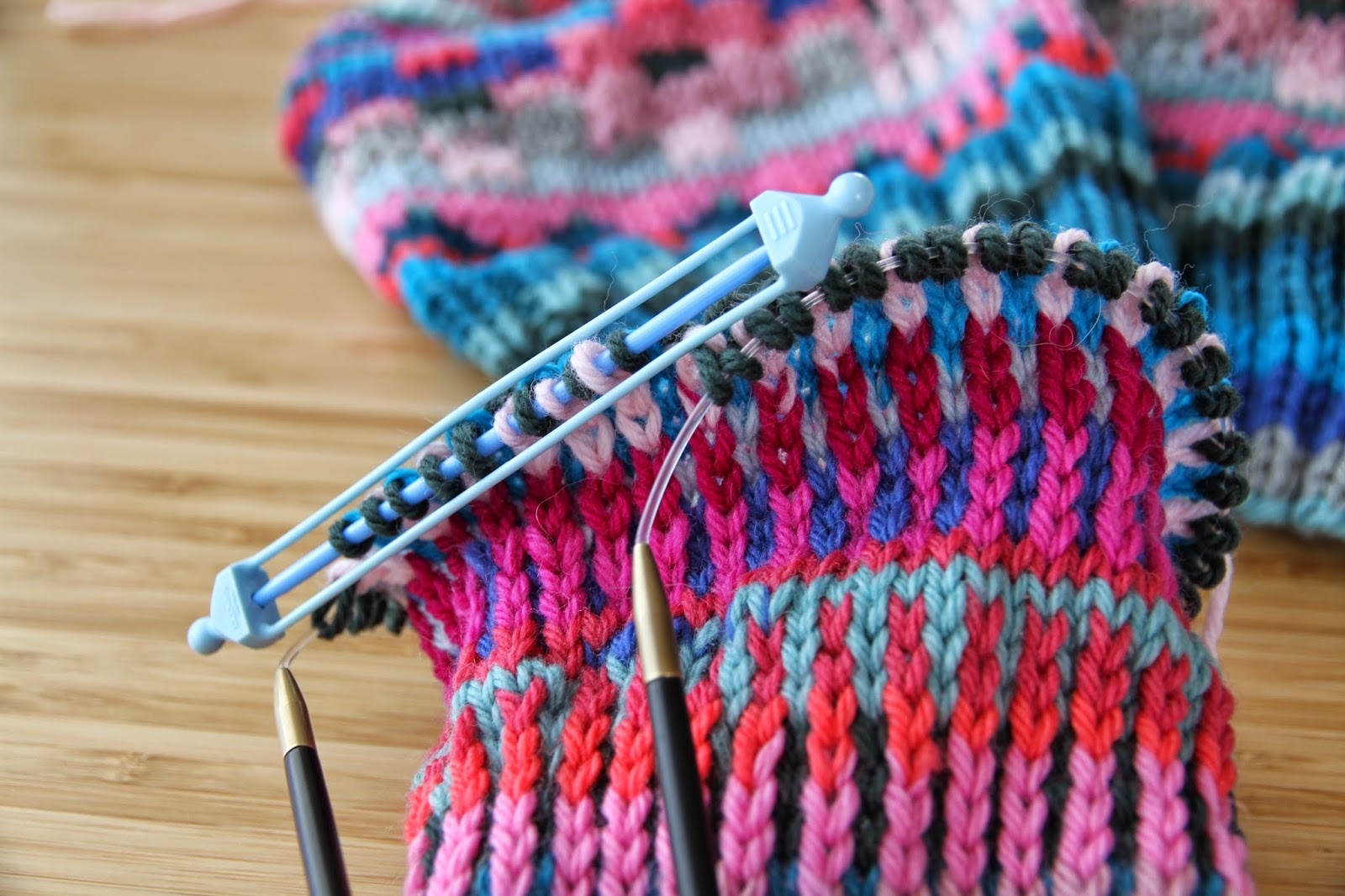 Knitting By Kaae: Strik i fællesskab - Kelim del 5. Sådan sætter du ærmer kroppen