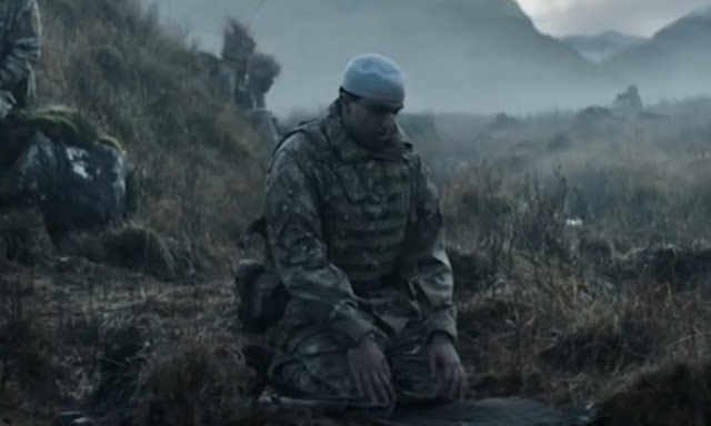 Video Viral, Tentara Inggris Menjaga Temannya yang Sholat