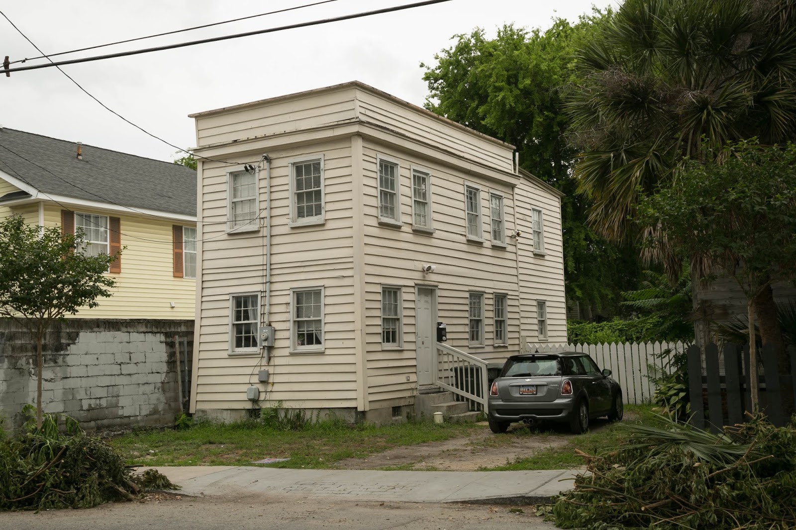 Charleston Daily Photo Teeny, tiny houses of Charleston Spring St.