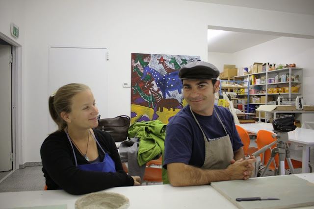 Elena von www.creativelena.com und Maximo Perez Jimenez in der Künstlerwerkstatt im Kunstmuseum Schrems © Copyright Monika Fuchs, TravelWorldOnline