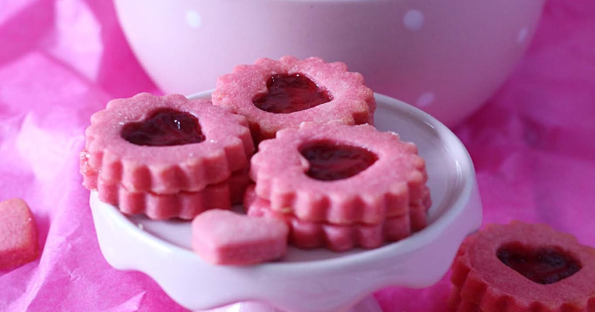 rosa-rote Linzer Plätzchen zum Valentinstag - Biskuitwerkstatt