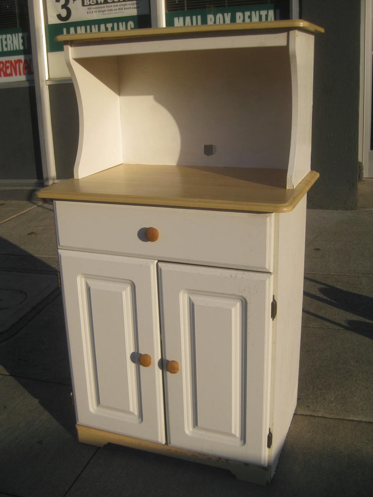 UHURU FURNITURE & COLLECTIBLES SOLD Small Kitchen 35