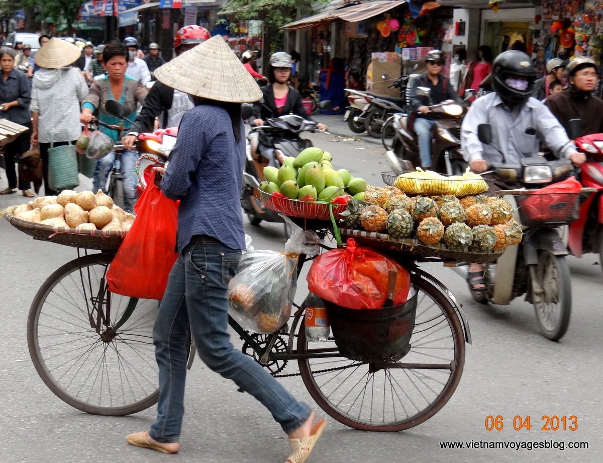 Độc đáo kinh doanh vỉa hè ở Hà Nội