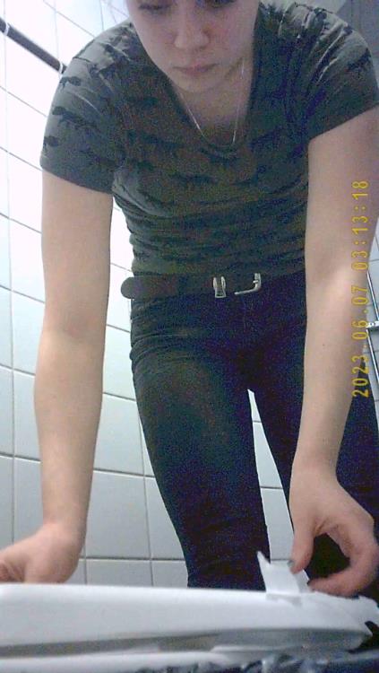 в женском туалете колледжа. в женском туалете колледжа. женский туалет в италии. камера туалет студент. Student restroom 144.