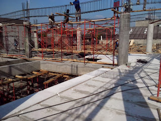 Pemasangan Panel Lantai AAC Solo b) Pemasangan Panel Lantai AAC Solo b)