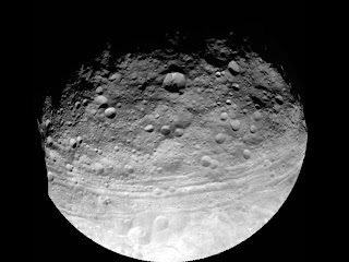 Imagen del asteroide Vesta por la sonda espacial Dawn