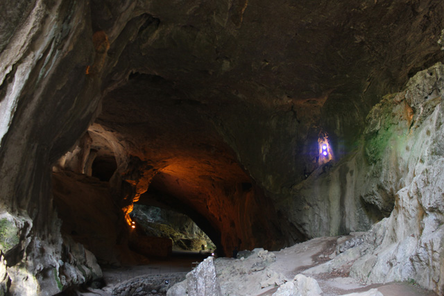 Cuevas del Aquelarre, arriba y a la derecha de la imagen (junto a las luces)