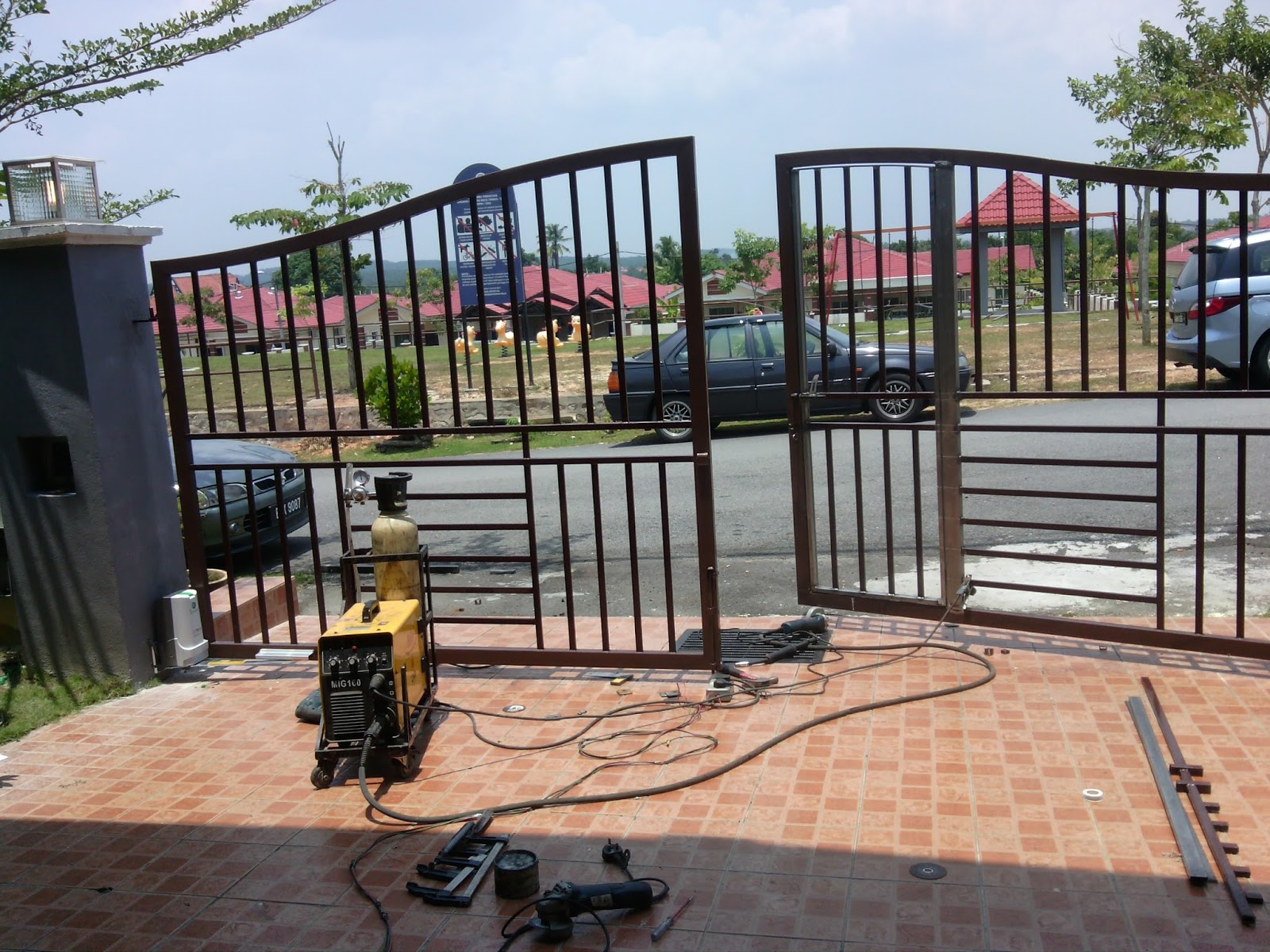 AWNING PAGOLA DAN GRILL NILAI MEMASANG SET AUTO GATE DAN MEMBINA