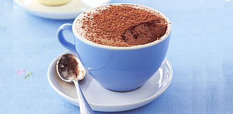 Makkelijk recept om chocolademousse te maken met eiwit, suiker en melkchocolade