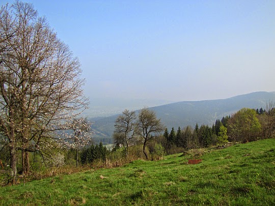 Na południu blisko nas widać leśny grzbiet, na którym rysują się szczyty:  Malá Skalka (798 m n.p.m.) i Skalka (932 m n.p.m.).