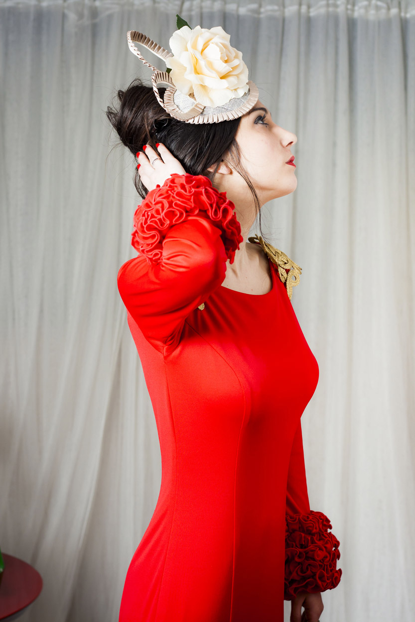 vestido rojo de flamenca para feria y accesorios