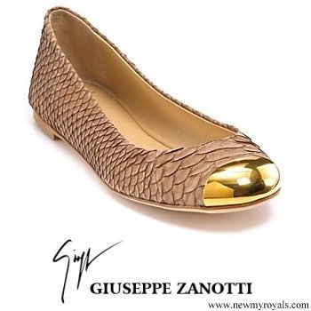 Queen-Maxima-wore-Giuseppe-Zanotti-gold-flats.jpg