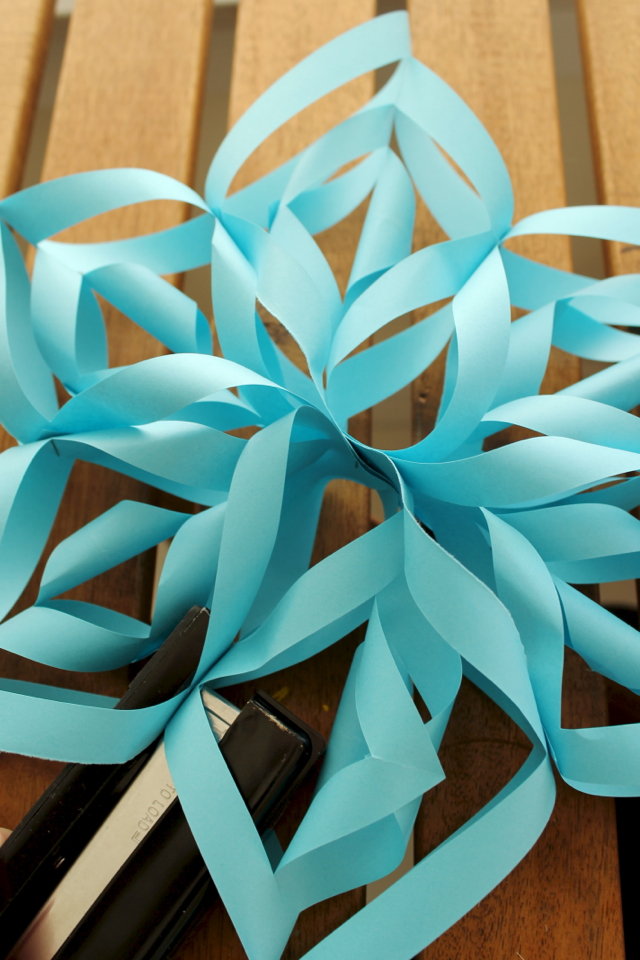 Ladyface Blog: Pretty Paper Snowflakes