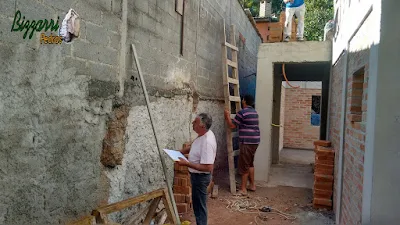 Bizzarri, da Bizzarri Pedras, visitando uma obra onde vamos fazer os revestimentos de pedra na parede com a lareira de pedra e as escadas de pedra em casa em condomínio em Mairiporã-SP. 07 de novembro de 2016.