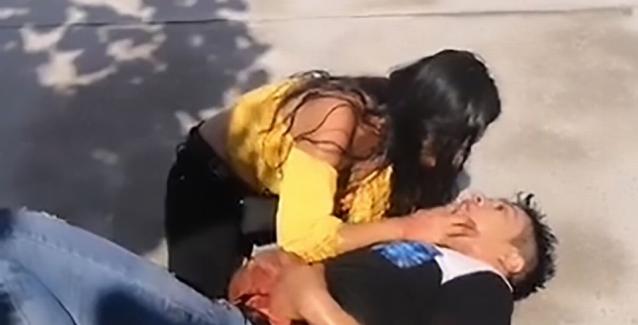 «Μην πεθάνεις αγάπη μου»: 22χρονη αγκαλιάζει τον αιμόφυρτο φίλο της που μόλις… μαχαίρωσε (Βίντεο) «Μην πεθάνεις αγάπη μου»: 22χρονη αγκαλιάζει τον αιμόφυρτο φίλο της που μόλις… μαχαίρωσε (Βίντεο)
